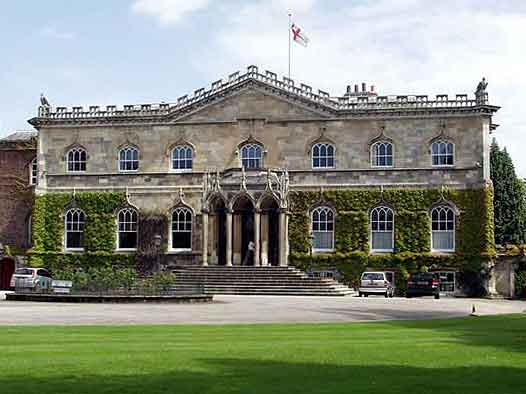 bishopthorpe palace install hogarth lighting's picture lights