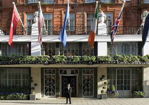 claridges london using hogarth picture lights for an exciting exhibition